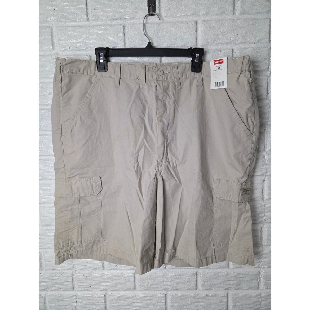 Wrangler Cargo shorts Men's size 44 Beige 8" inseam Side Elastic waist NWT